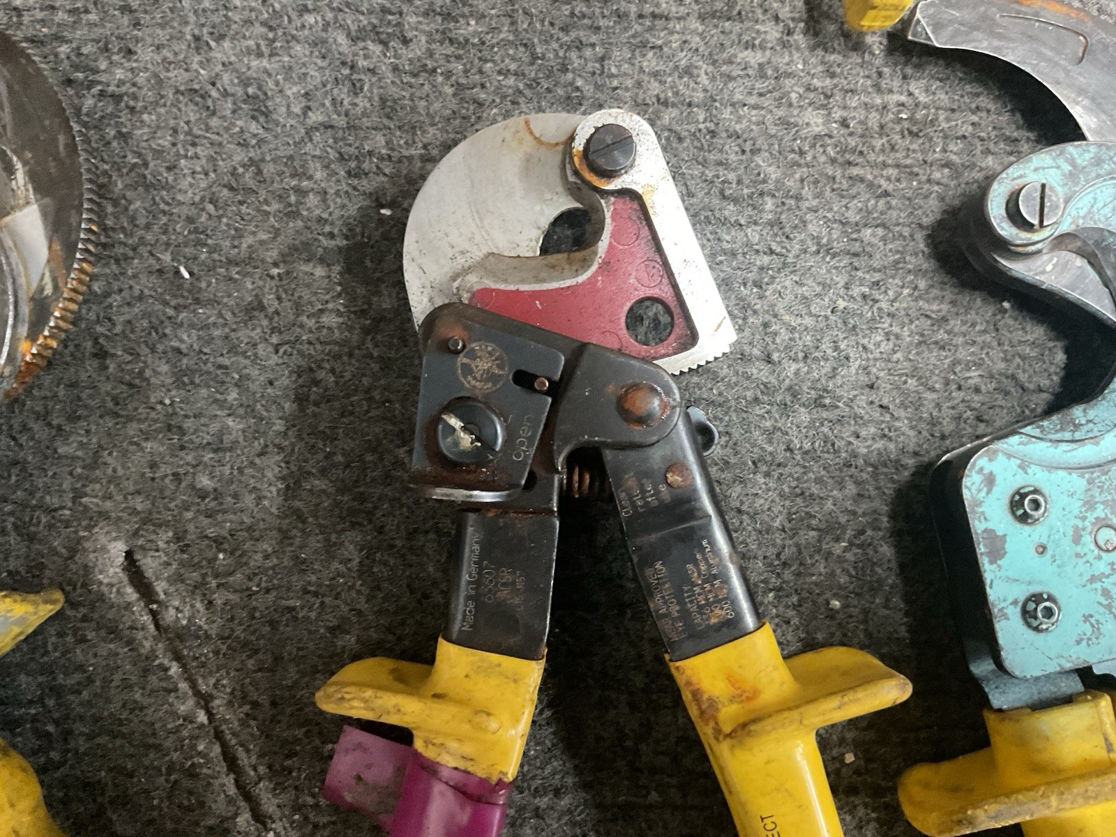 Lot of 3 Klein Tools Ratcheting Cable Cutters 63607 Moving Blade Klein