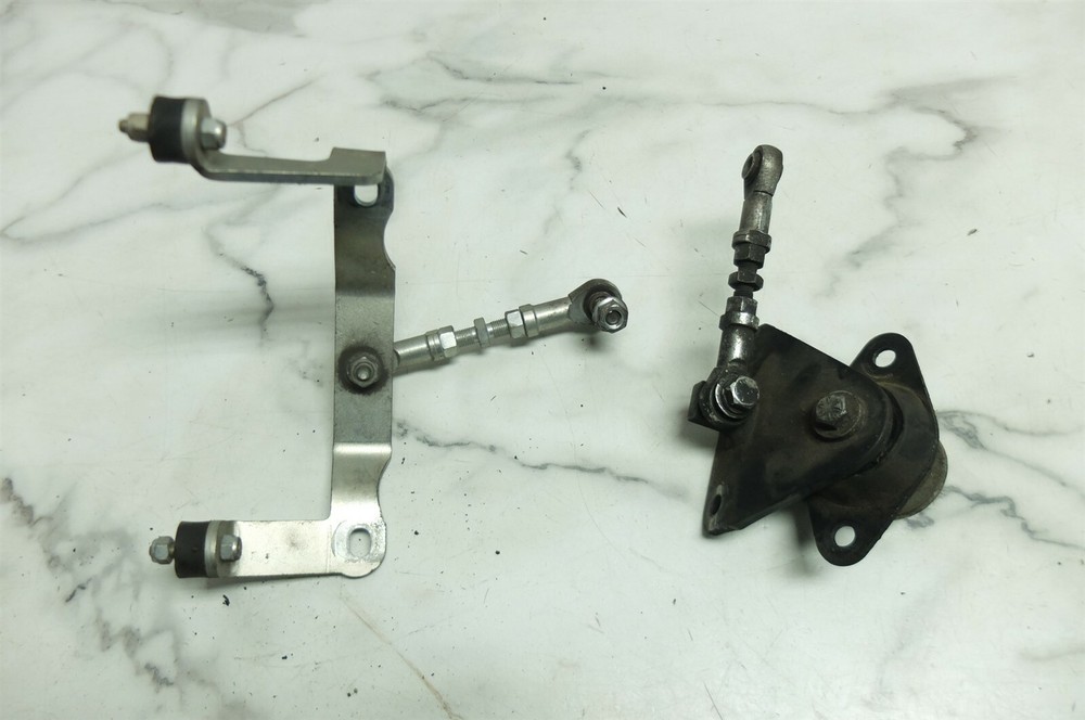 01 Harley FLHTCUI Electra Glide Ultra Classic engine motor mount brackets