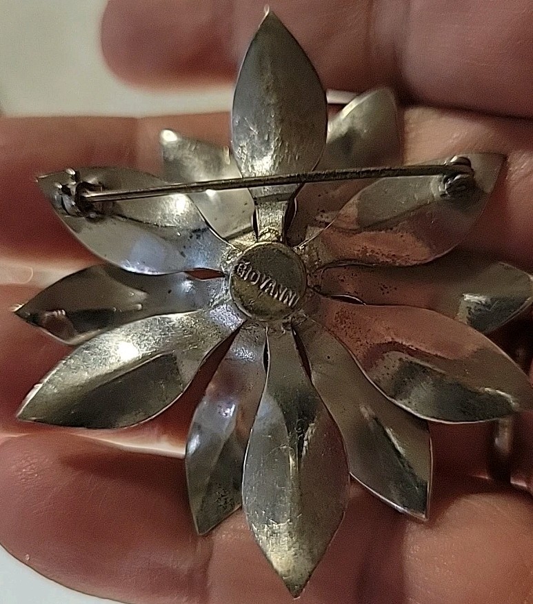 Giovanni Signed Silvertone Flower Texured Brooch
