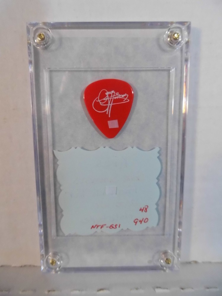KISS~GENE SIMMONS~GUITAR PICK/CASE~2000~01 READ DESCRIPTION (63)
