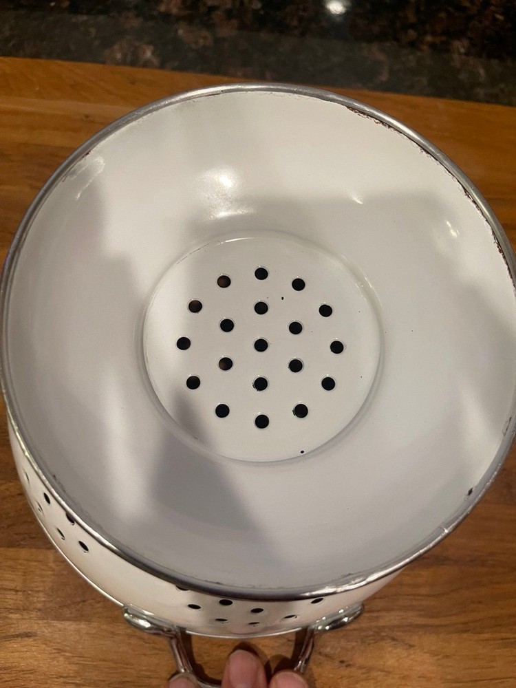 Enamel Pfaltzgraff grapevine colander