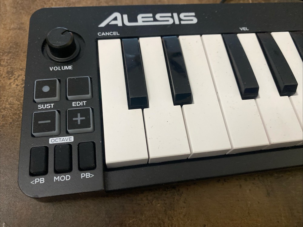 Alesis Qmini - Portable 32 Key USB MIDI Keyboard Controller with Velocity