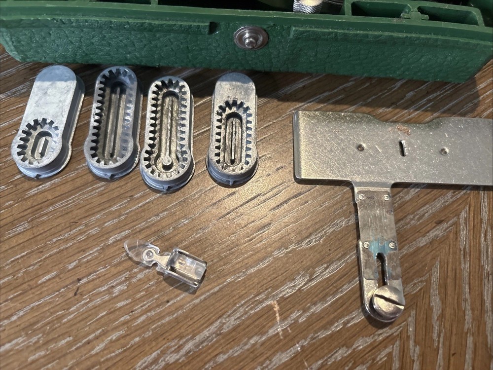 Singer Sewing Machine Button Hole Attachment VINTAGE Hand Held with Case (B2)