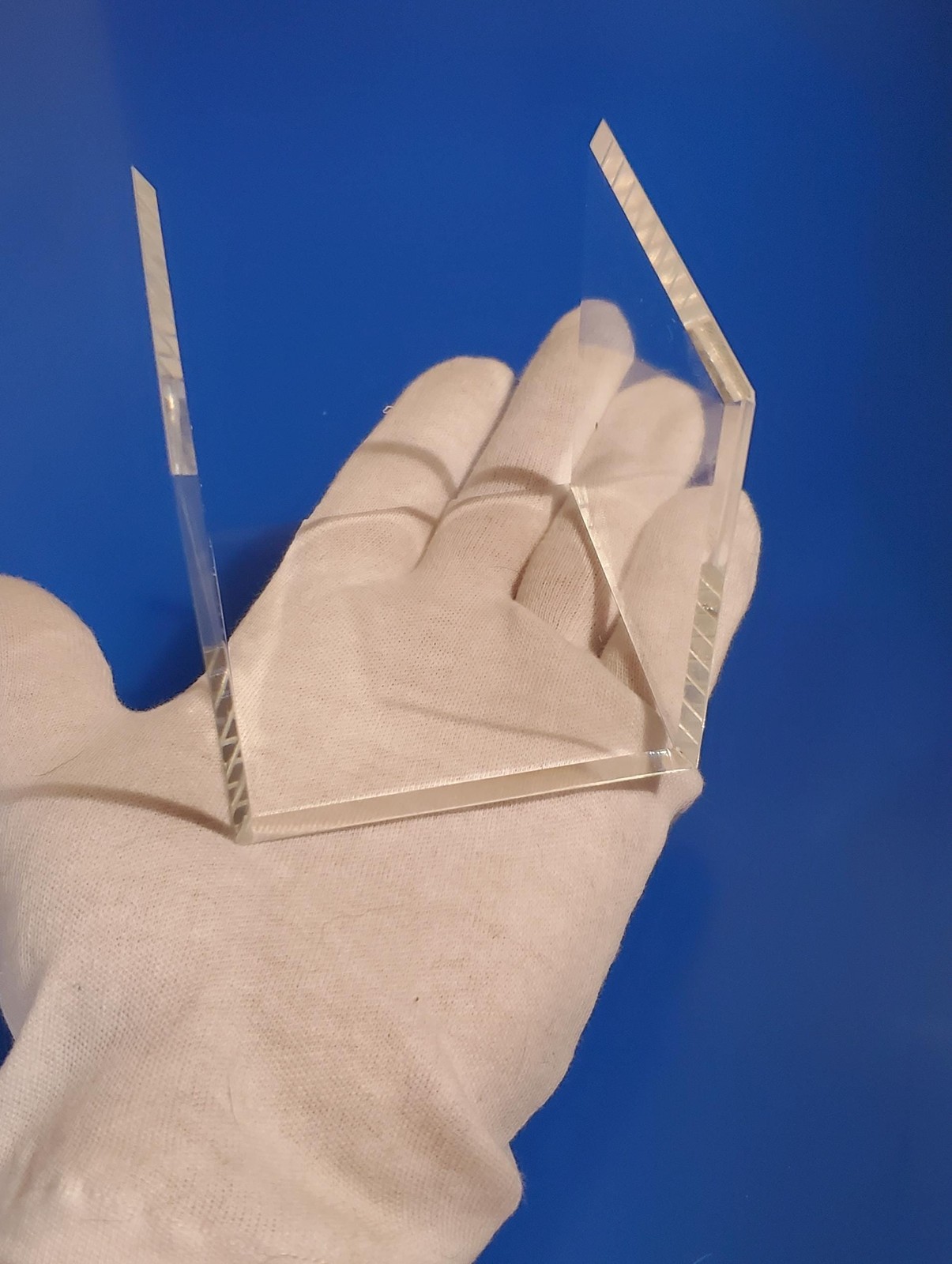 T’z Tagz Acrylic Cube – True Outer Dimensions – 45 Degree Seamless Display Box