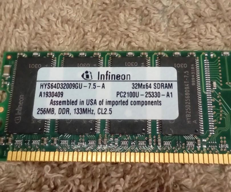 Infineon HYS64D32009GU-7.5-A 256 MB Memory Module