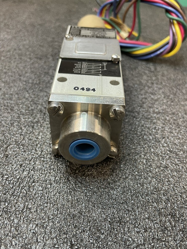 ITT AEROSPACE CONTROLS DIVISION ADJUSTABLE PRESSURE SWITCH 132P48CC6 NOS