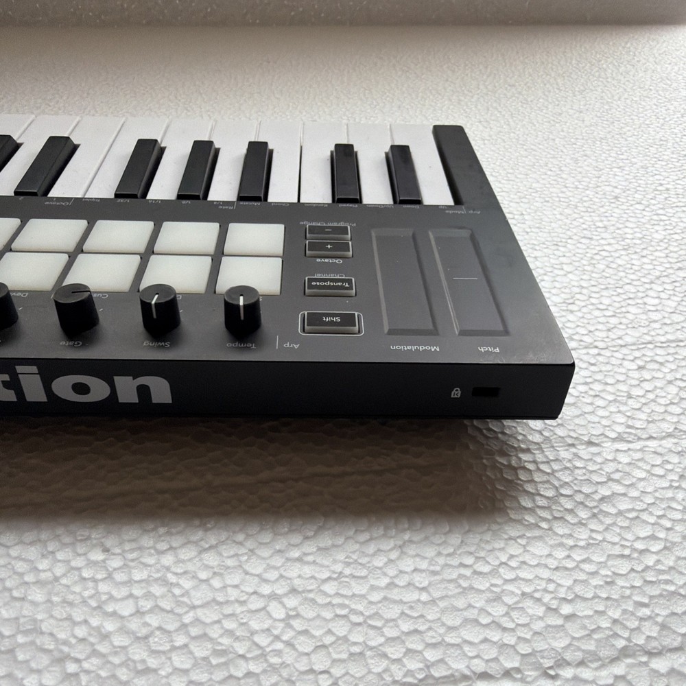 Novation Launchkey Mini Mk3 25 Mini-key Midi Keyboard Controller