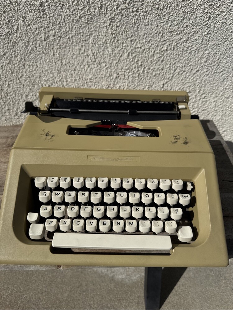Olivetti Manual Typewriter - See Description - Fast shipping