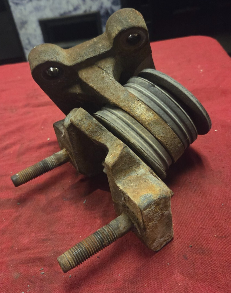 International Maxxforce 13 Engine Front Mount with Bushing 3824527C1, 3824525C1