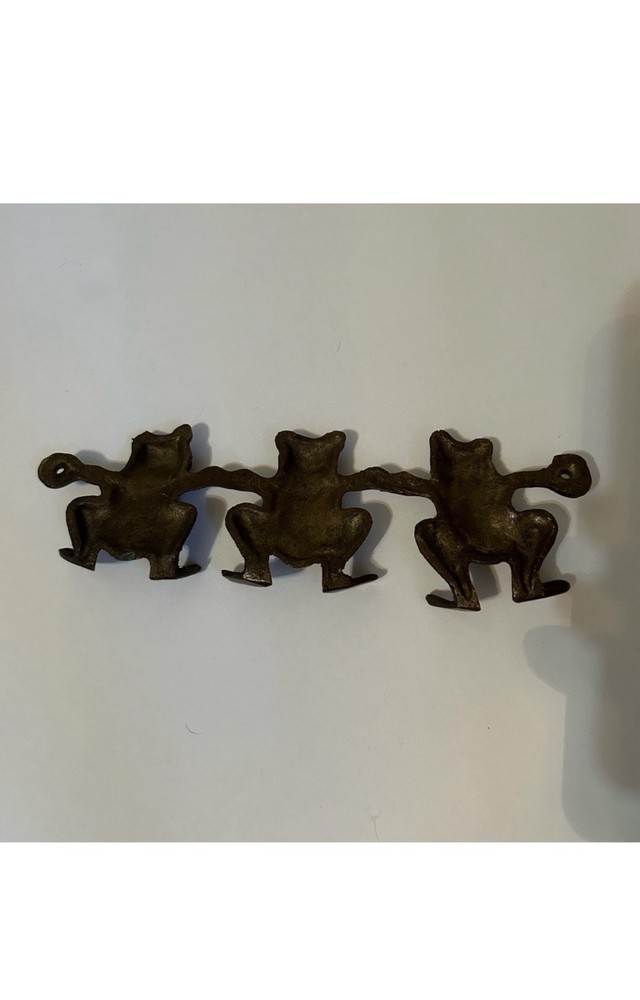 Vintage bronze frog wall mounted key holder