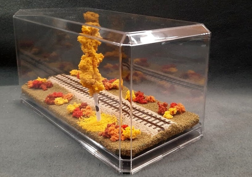 HOn3 SCALE 9" SINGLE TRACK DISPLAY CASE - FALL FOILAGE SCENE- FOR ANY HOn3