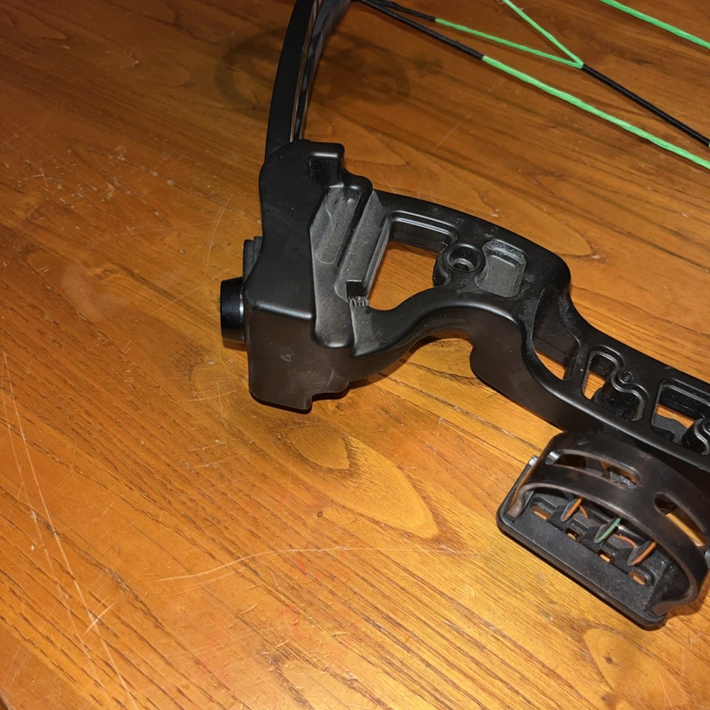 Barnett Archery Black Vortex Compound Bow w/ 3 Pin Sight Read