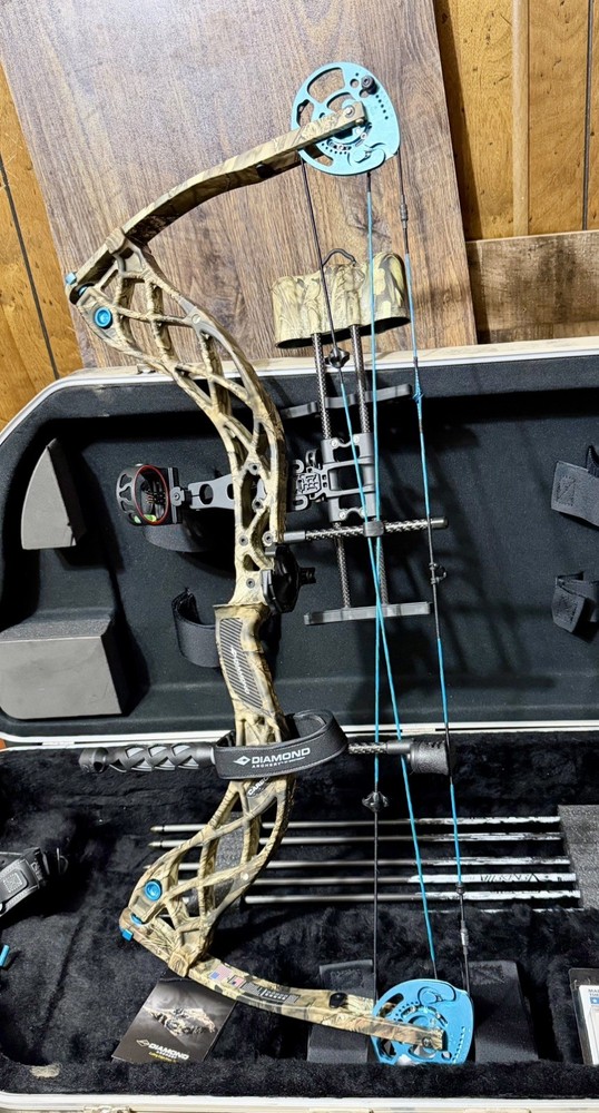 Diamond Carbon Knockout RH 50# Compound Bow R.A.K. Pkg and extras!