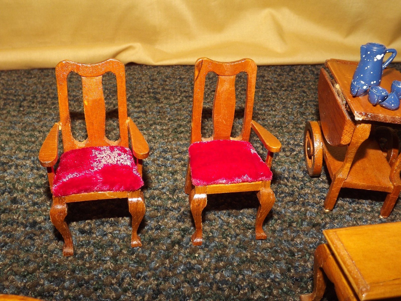 VINTAGE TOY MINIATURE DOLLS & FURNITURE LOT