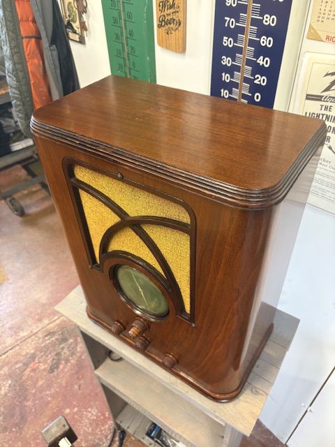 American Bosch 565 Tombstone Radio