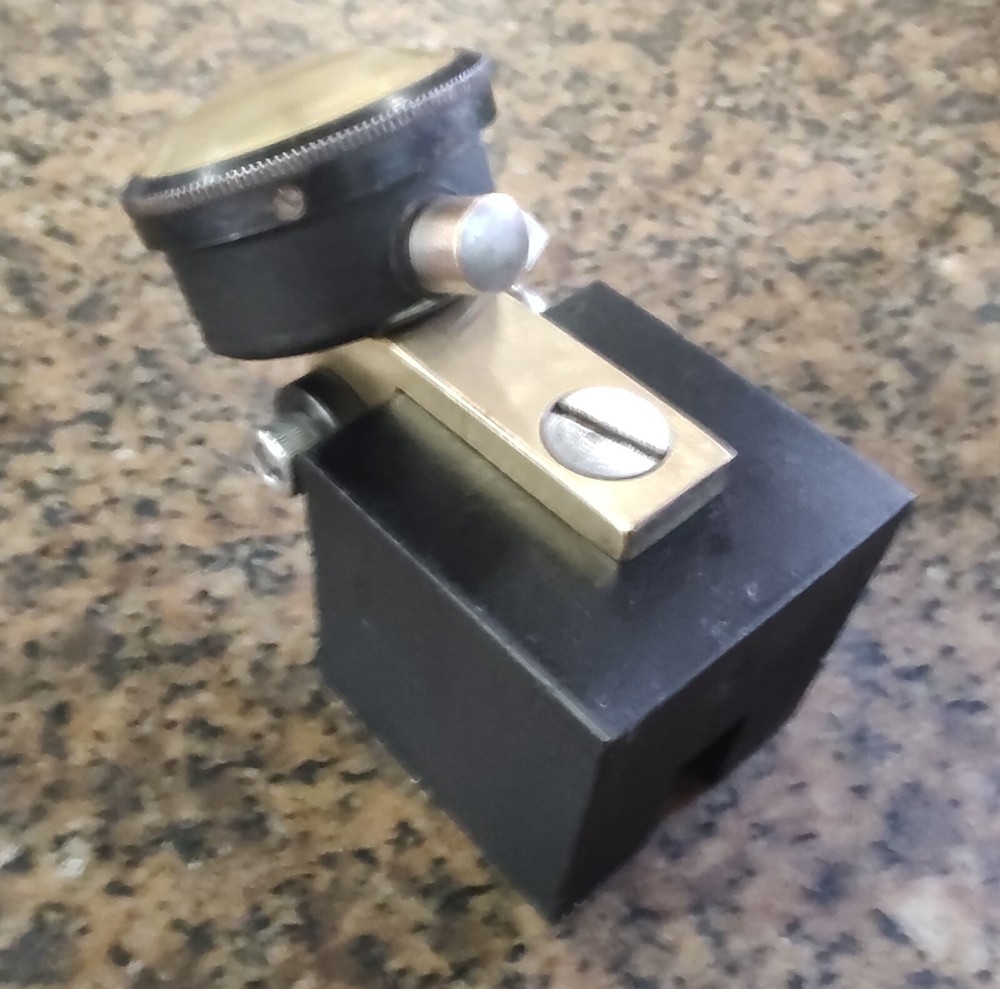 MAGNETIC BASE WITH VINTAGE INDICATOR