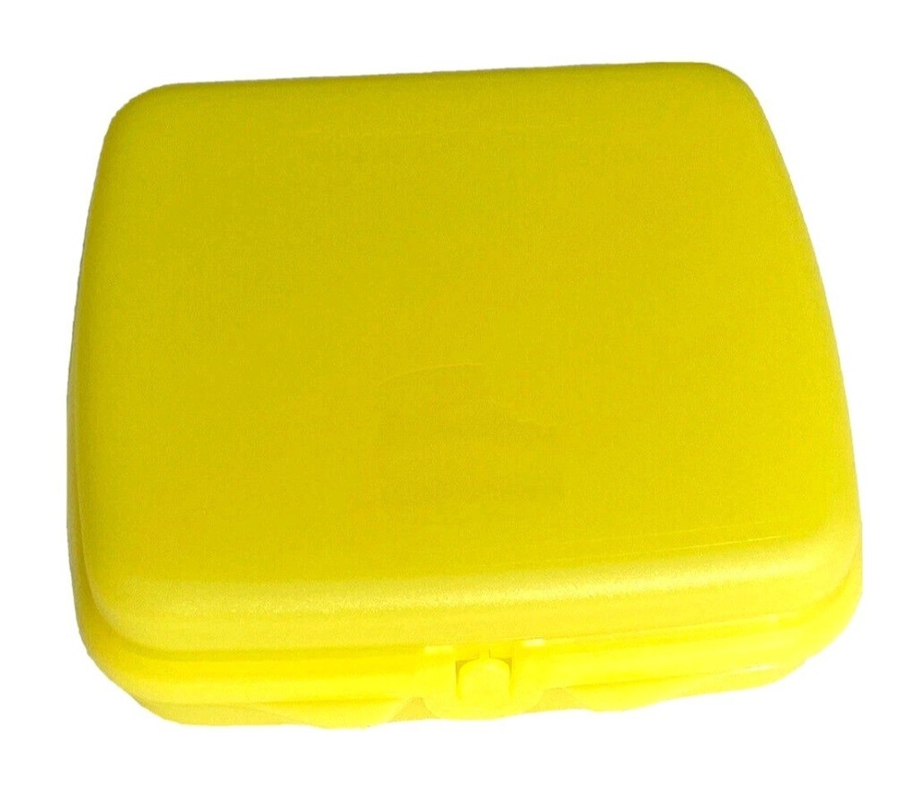 New Tupperware Sandwich Keeper