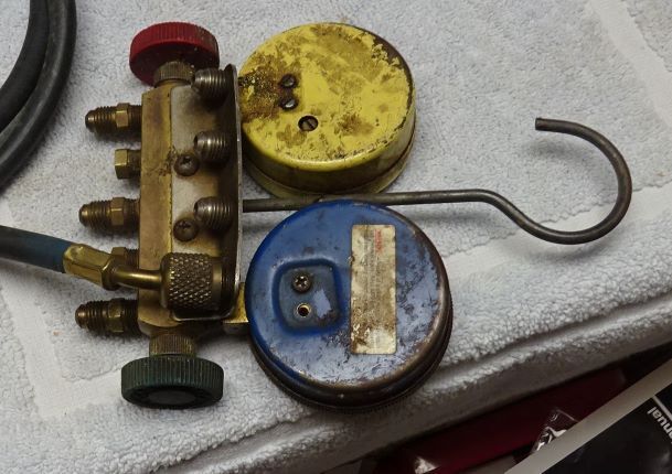 ** Vintage - YELLOW JACKET - TEST and CHARGING MANIFOLD - USED **