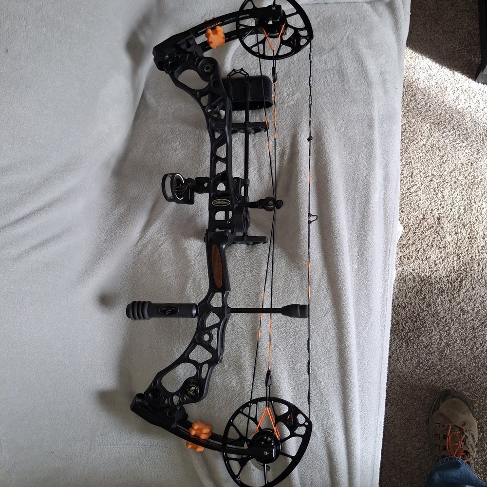 Mathews Halon 6 RH 70# 29.5" Compound Bow With Quiver, Case, and Release