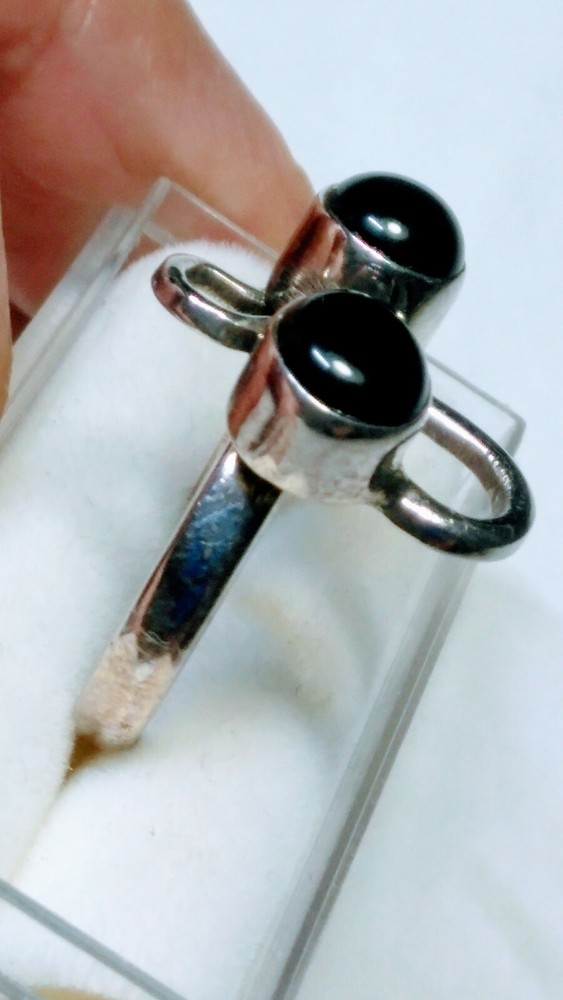 FETCHING STERLING SILVER .925 RING WITH BLACK ONYX IN SIZE 8.5!