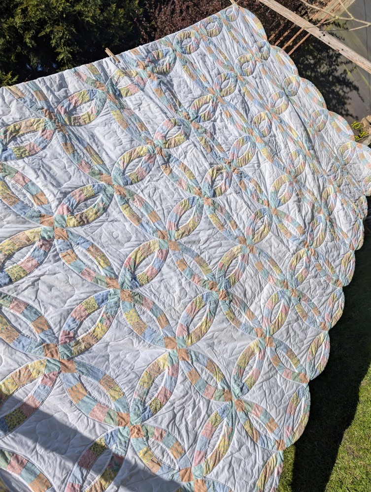 VTG St Michael Double Wedding Ring Patchwork Quilt Scallop Edge Pastel 5ft King