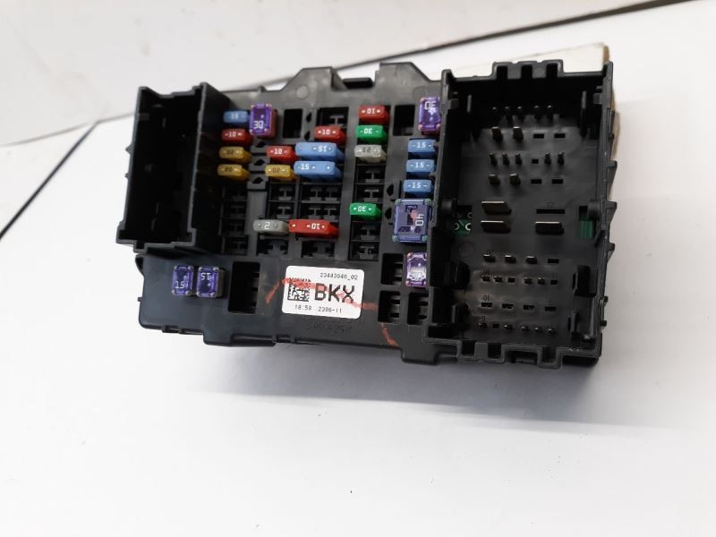 17 SILVERADO RIGHT SIDE CABIN FUSE BOX