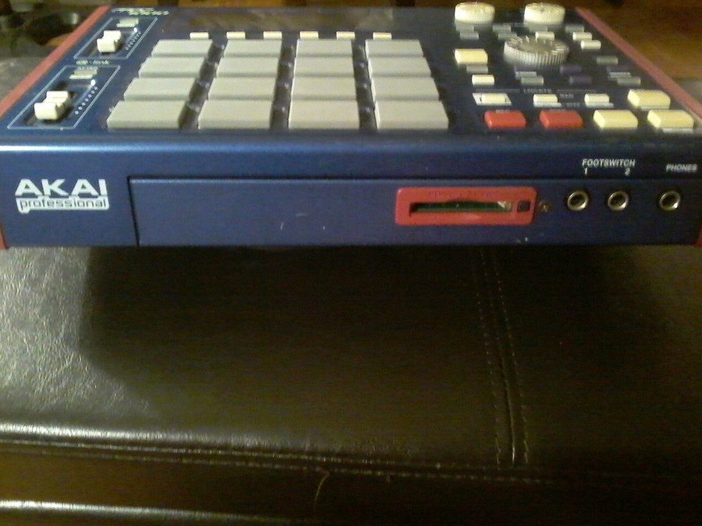 Akai MPC1000 SAMPLER , SEQUENCER AND DRUM MACHINE WITH 125MB RAM AND EXTRAS !!!!