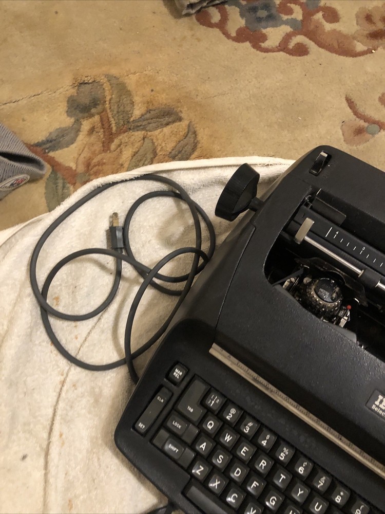 AS IS IBM SELECTRIC 1 TYPEWRITER ,BAD SWITCH AND LEFT MARGIN BROKEN.