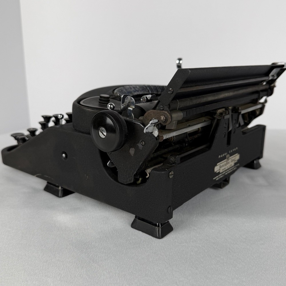 Remington Noiseless Model 7 Typewriter Working with Case