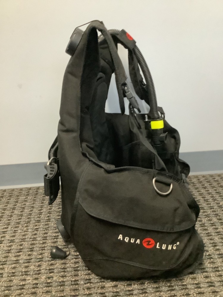 Aqualung Wave BCD Size Medium. Used