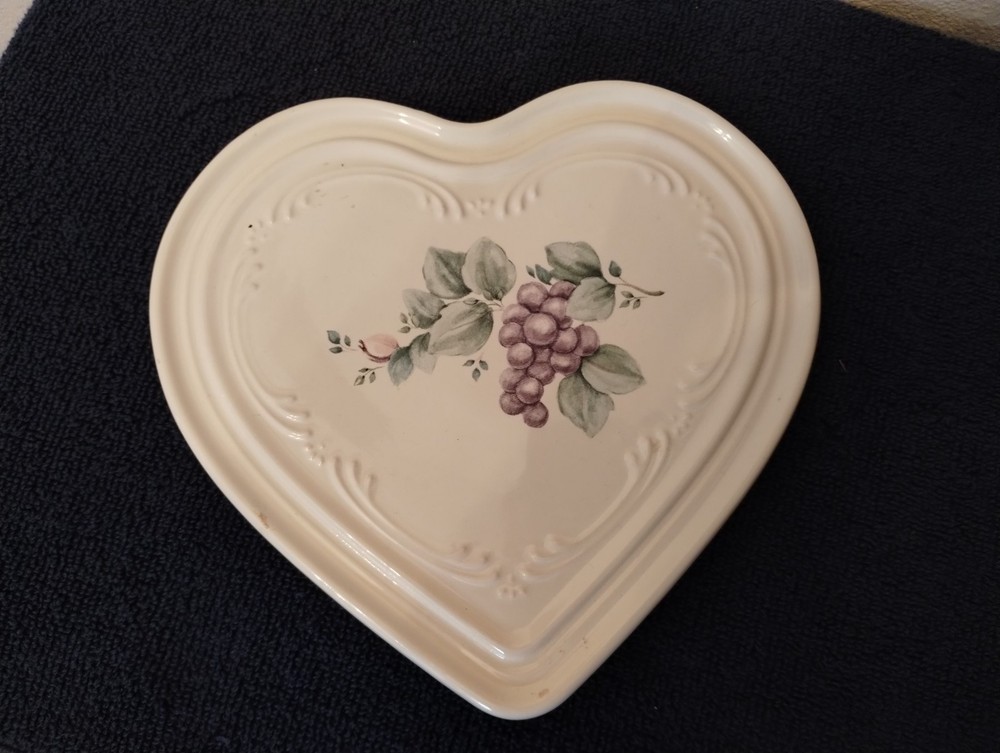 Pfaltzgraff Grapevine Heart Trivet