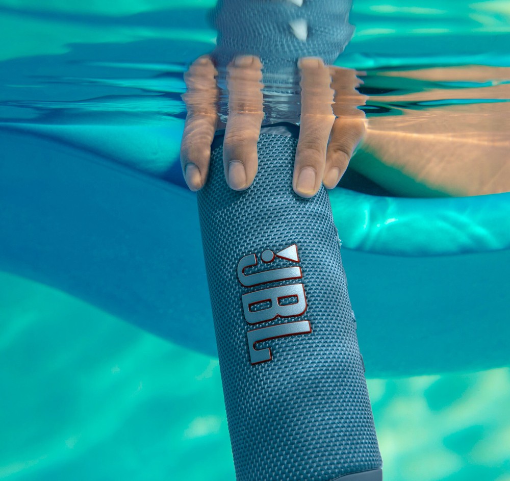 JBL Flip 6 Blue Portable Bluetooth Speaker and Divvi Case Kit