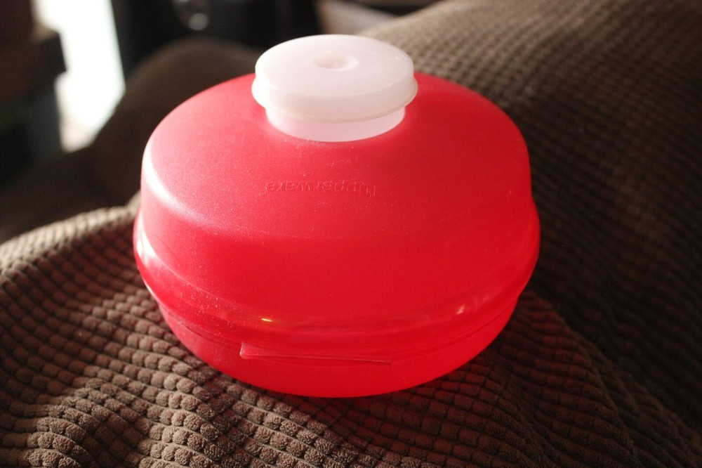 TUPPERWARE SANDWICH KEEPER RED ROUND WITH WHITE SMIDGET
