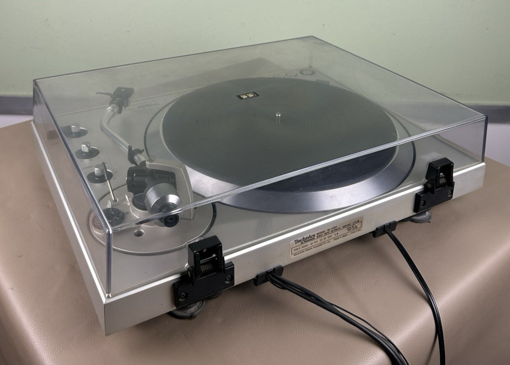 TECHNICS SL-1301 STEREO TURNTABLE