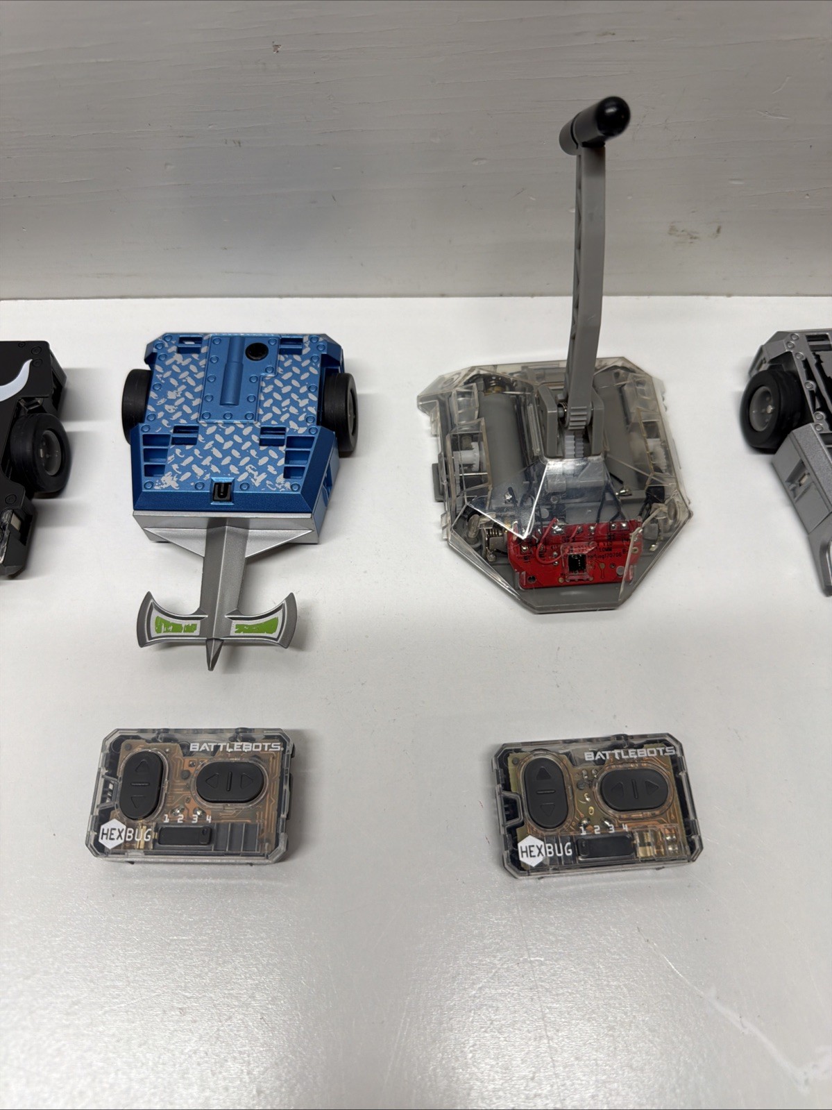 Hexbug Battlebots Arena with 6 bots, 6 remotes - Untested