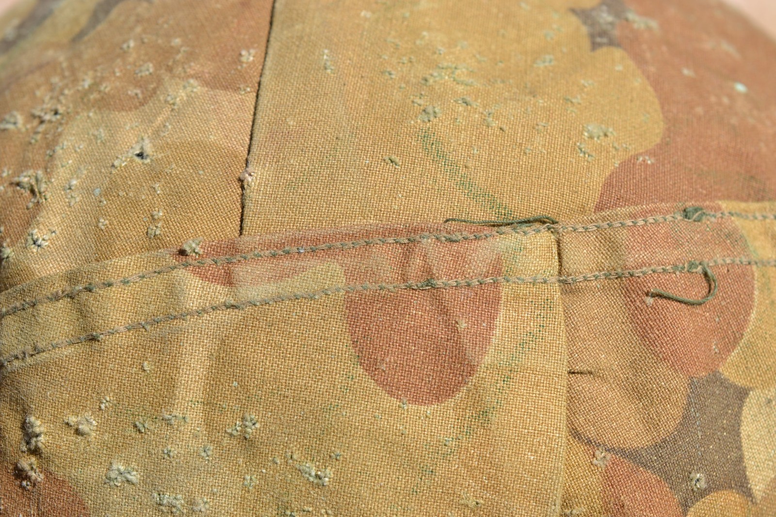 EARLY US ARMY M1 HELMET VIETNAM WAR VINTAGE CAMOUFLAGE COVER & PEACE PIN BUTTON