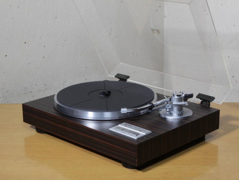 Yamaha YP-D9 Direct Drive Turntable Record Player