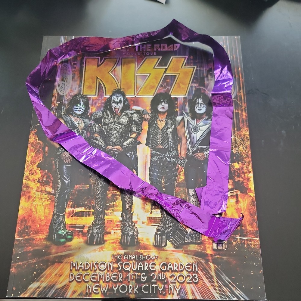 KISS MSG FINAL SHOW TOUR BOOK WITH PURPLE STREAMER