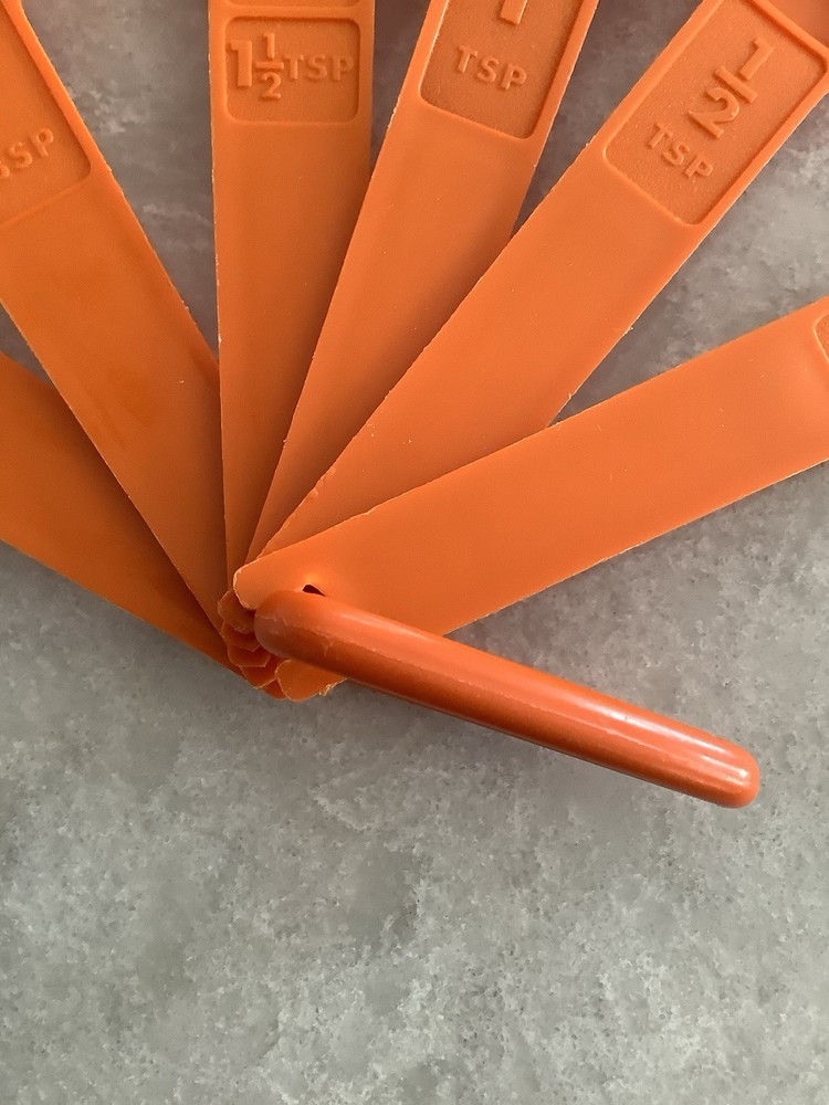 TUPPERWARE ORANGE MEASURING SPOON SET