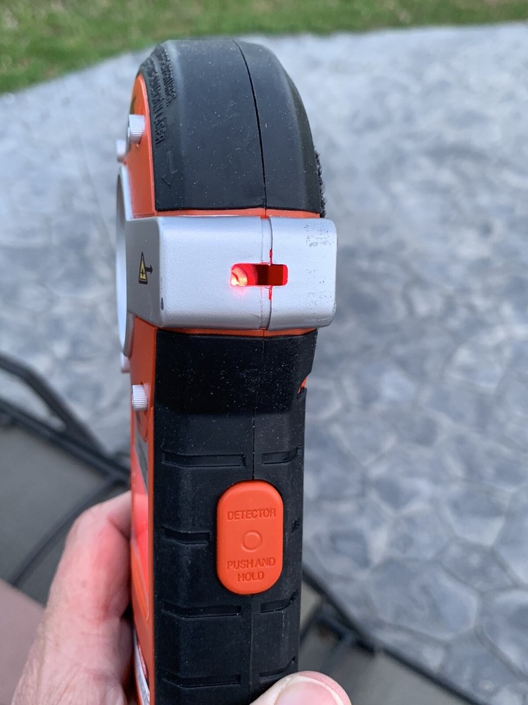 BLACK & DECKER BDL190S BullsEye Auto-Leveling Laser with Stud Sensor