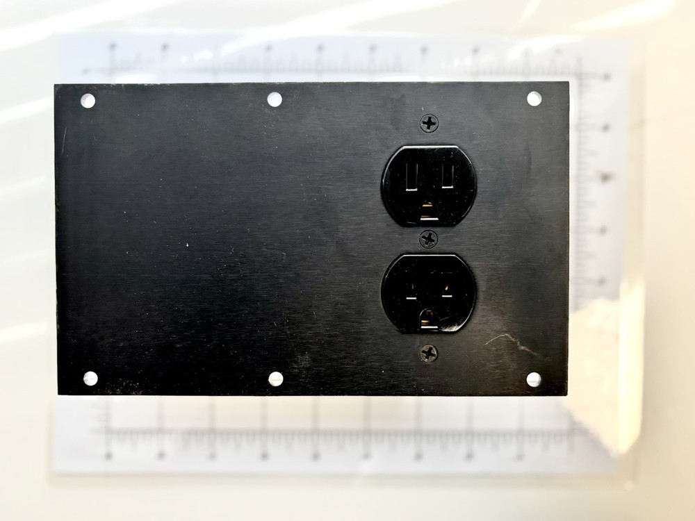 Single outlet box plate