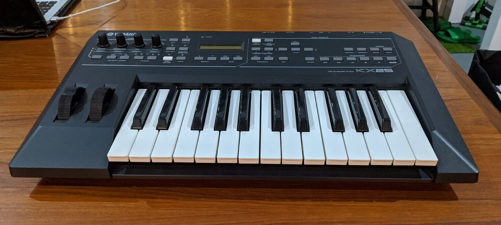 ꙮ YAMAHA KX25 USB MIDI Studio Controller 25-Key Keyboard