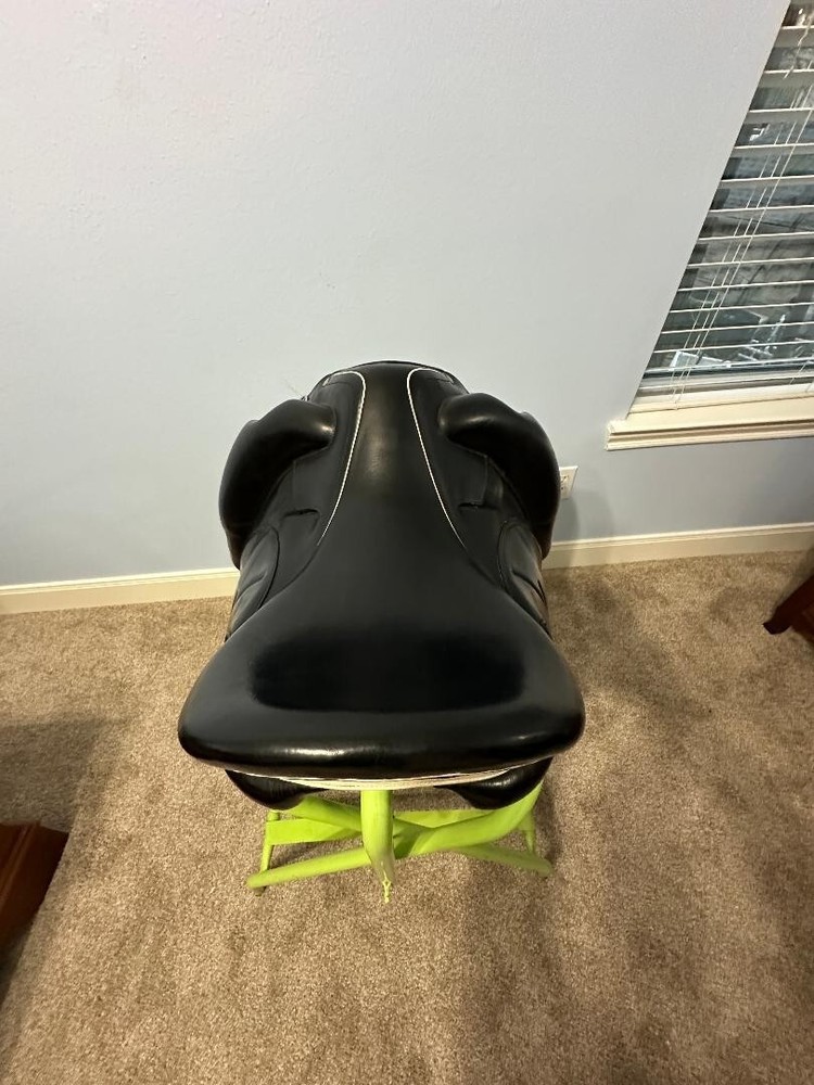 Devoucoux Mendia (now Makila) Saddle 17.5 seat, #2 flaps Medium Tree
