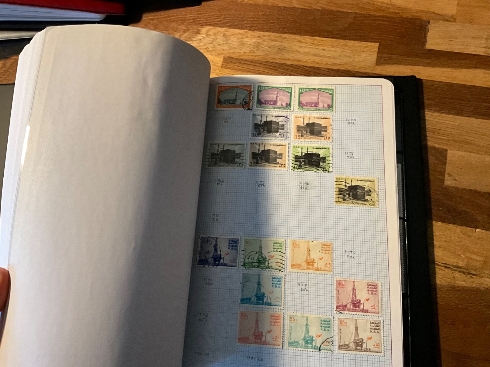 worlds stamps vintage large lot 6.1 kg 5 albums leaves cards vintage to modern