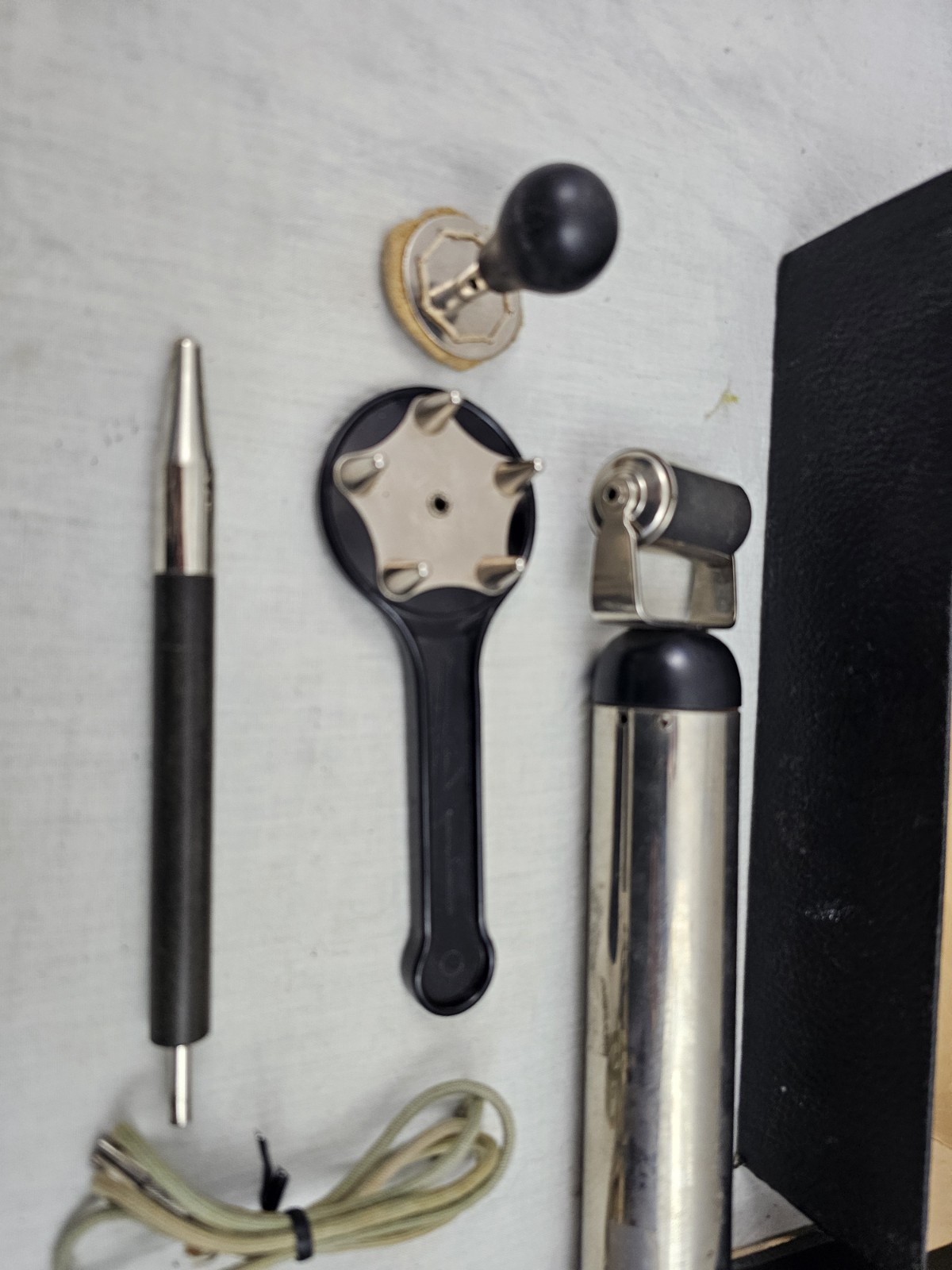 VINTAGE ELECTREAT PAIN RELIEF MASSAGER THERAPY KIT WITH EXTRAS