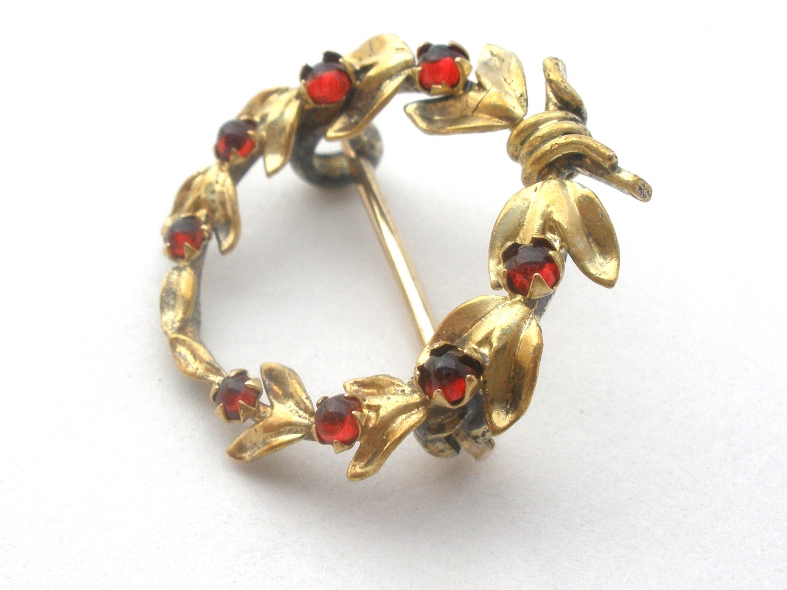 Victorian 14K Gold Wreath Brooch With Bohemian Garnets Round Pin Antique Jewelry