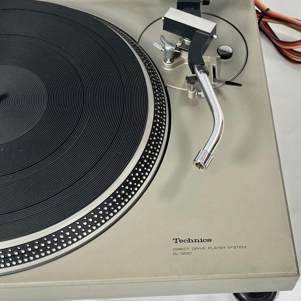 Technics SL-1200 First Generation Direct Drive Turntable Working