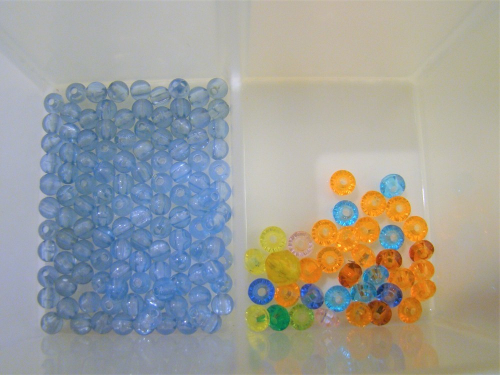 UNIEK: Plastic 17 Compartment Storage Container - Includes assorted small beads