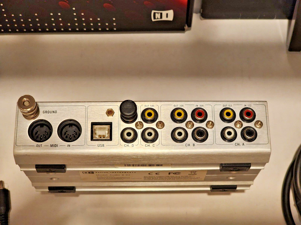 🔥Traktor Scratch Pro 2 Audio 8, software, x4 control vinyl w/ box OG cables