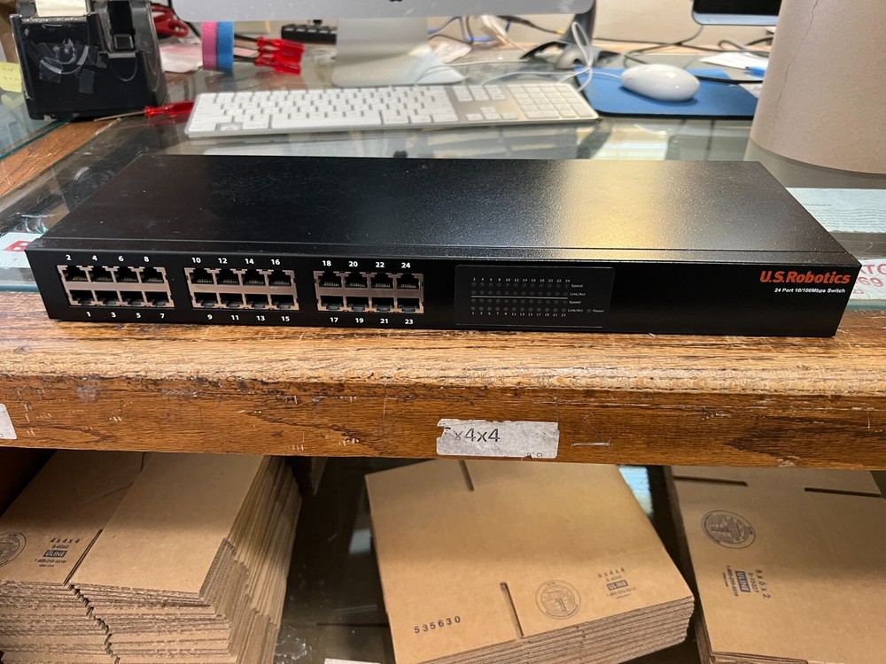 USRobotics  (USR997924B) 24-Ports External Switch